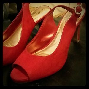Red Dexflex pumps!